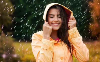 Trendy in the Rain: Wie du aktuelle Modetrends auch bei schlechtem Wetter umsetzen kannst